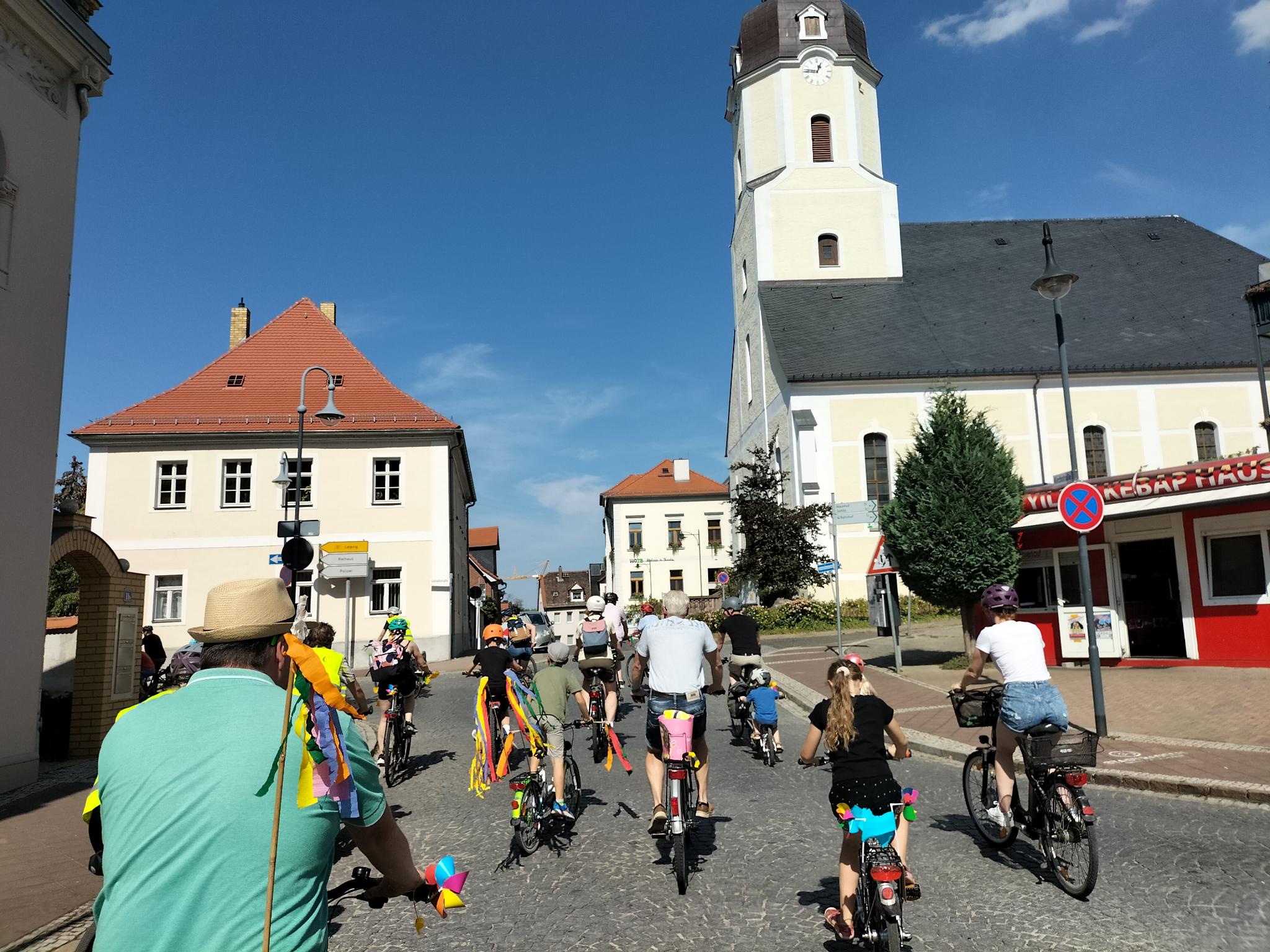 der Tross setzt sich in Bewegung