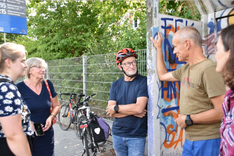 Abbildung 1: Nach der kleinen Radtour zum Thema Schüler*innen-Radverkehr vor dem Tauchaer Gymnasium. Quelle: B. Bauer