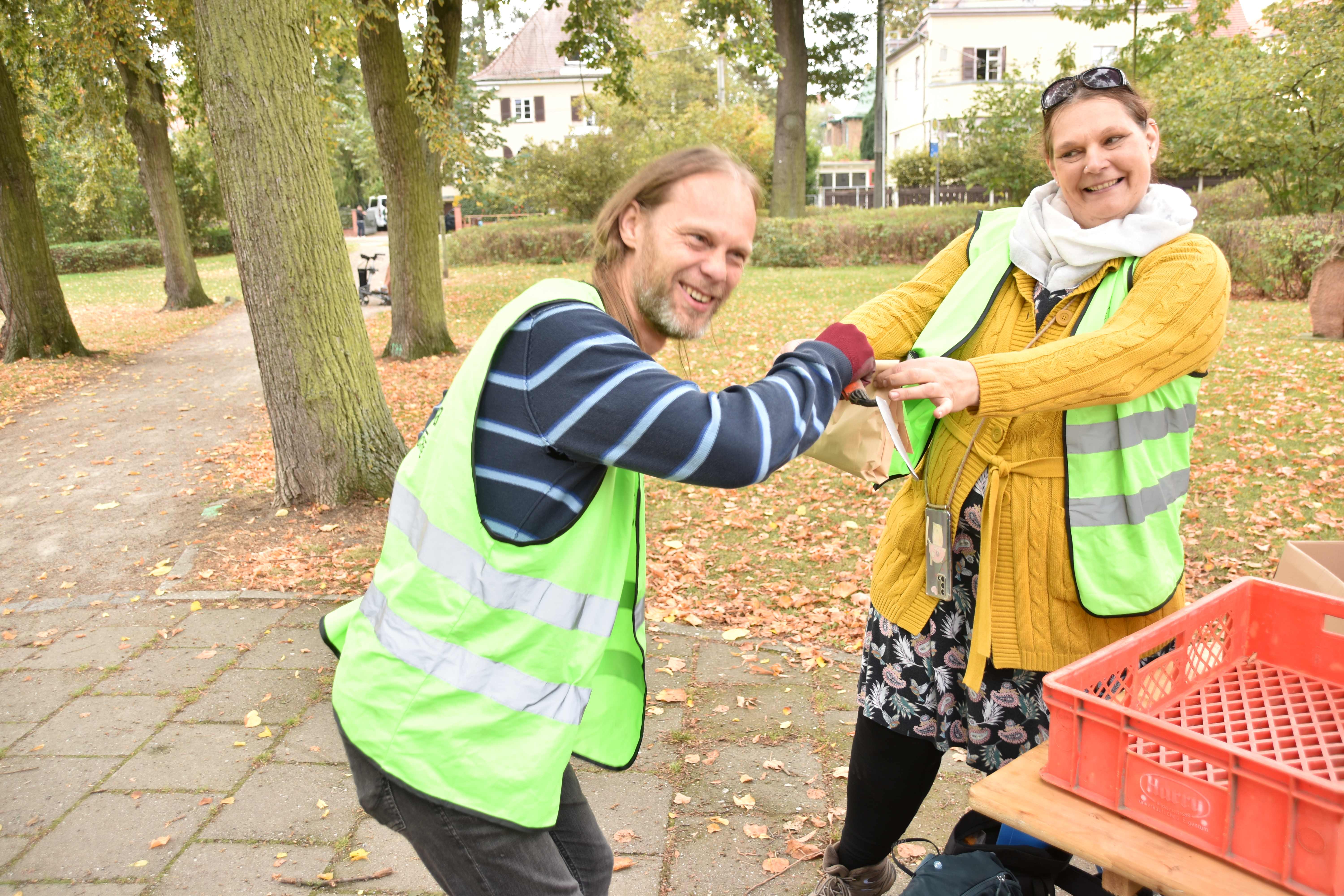 Die 160 und damit letzte Tüte wird abgeholt