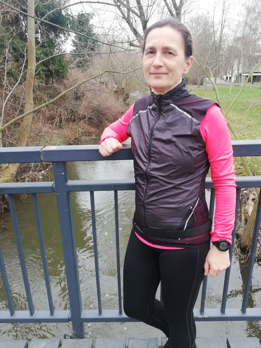 Eine Frau auf einer Brücke