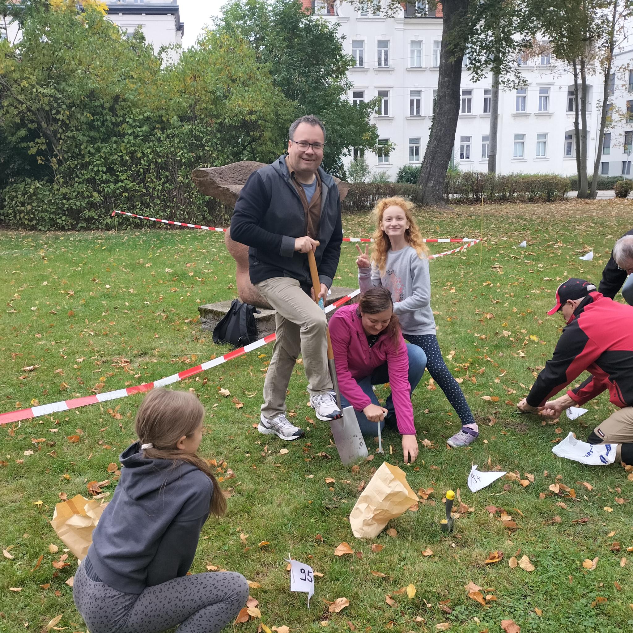 Der Bürgermeister hilft mit dem Spaten