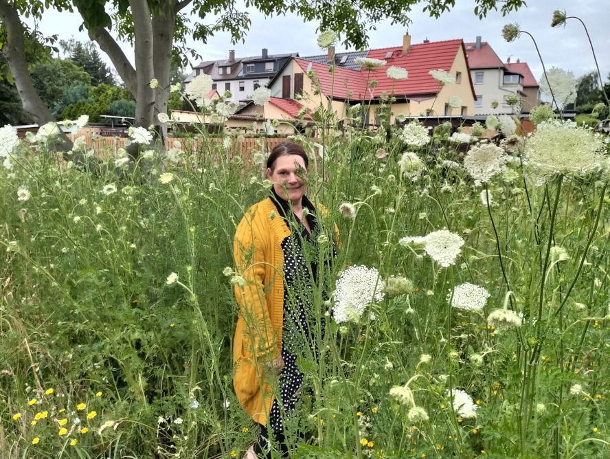 Eine Frau auf einer wilden Wiese