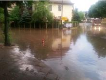 Überschwemmte Straße in Taucha in Nordsachsen nach einem Starkregen 