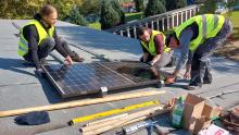 bau der Photovoltaikanlage auf dem Bad